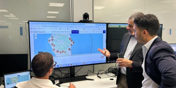 Alberto Hernández en el centro de control de Endesa | Foto: Gobierno de Canarias