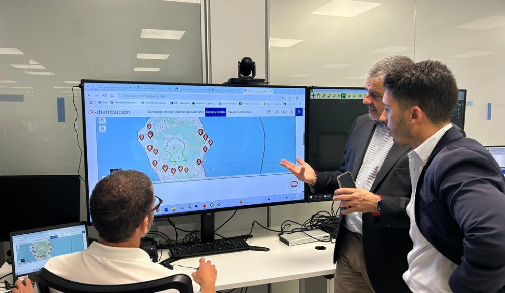 Alberto Hernández en el centro de control de Endesa | Foto: Gobierno de Canarias