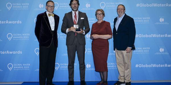 Ángel Fernández, CEO de Saur Spain, socio privado de Emalsa, tras recibir el Grifo de Oro | Foto: Emalsa