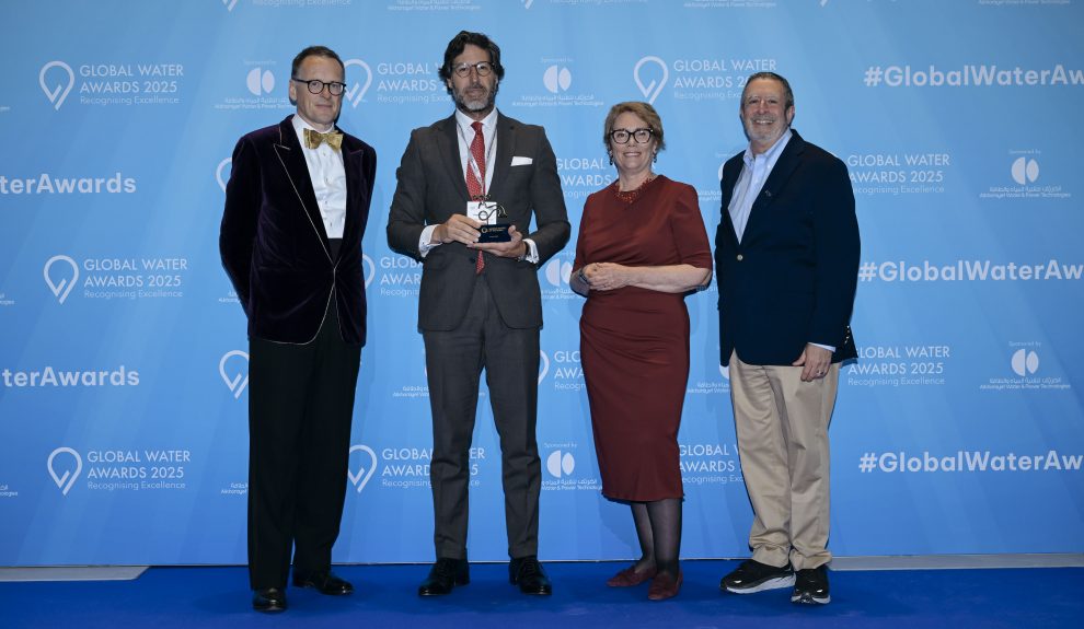 Ángel Fernández, CEO de Saur Spain, socio privado de Emalsa, tras recibir el Grifo de Oro | Foto: Emalsa