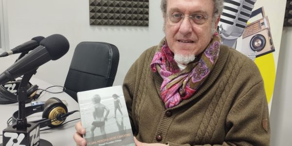 Manolo González en los estudios de El Espejo Canario