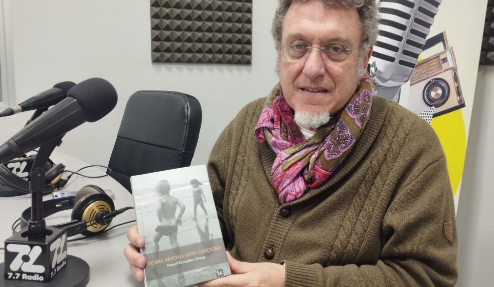 Manolo González en los estudios de El Espejo Canario