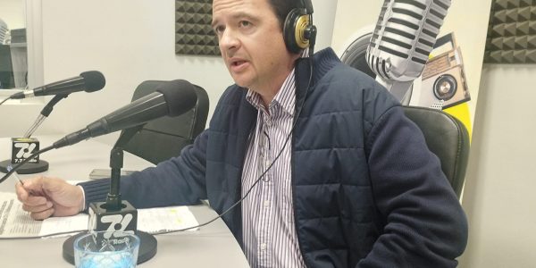 Carlos Medina en los estudios de El Espejo Canario