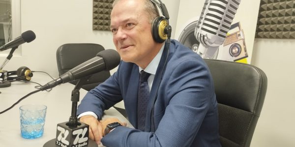 Augusto Hidalgo en los estudios de El Espejo Canario