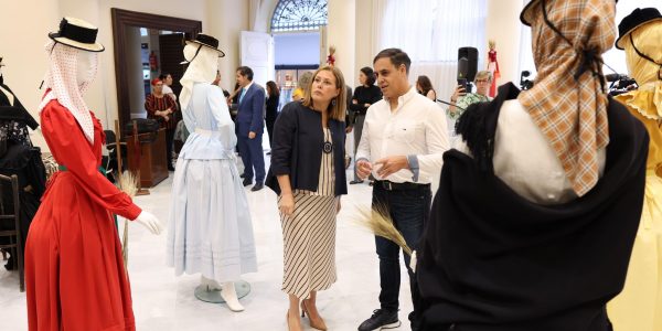 Muestra de trajes de hábitos tradicionales de las islas | Foto: Parcan