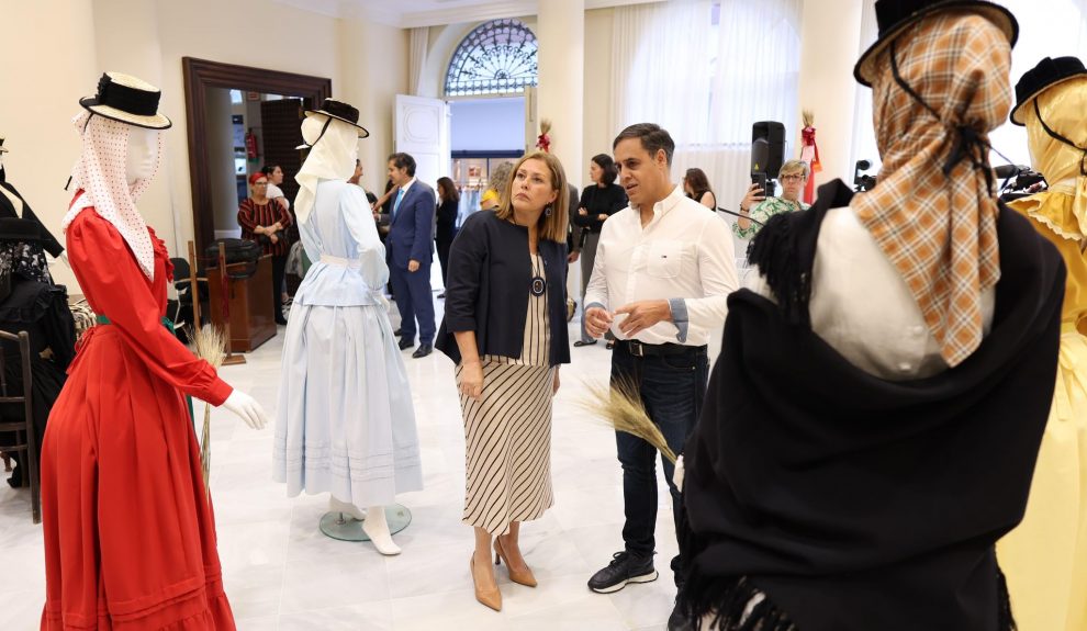 Muestra de trajes de hábitos tradicionales de las islas | Foto: Parcan