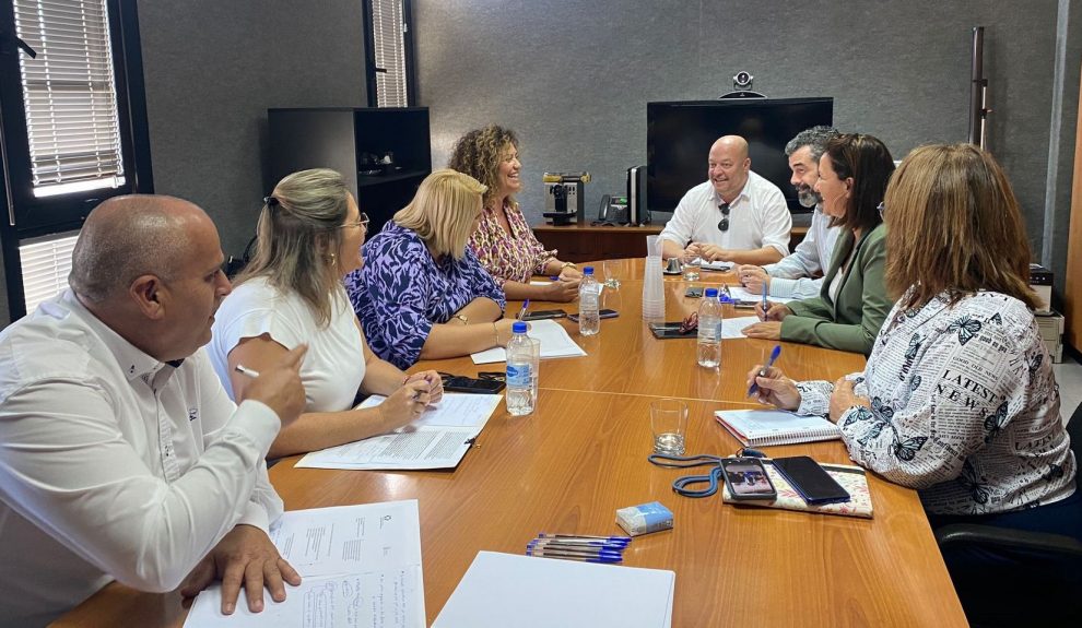 José Fernando Díaz-Flores con los directores de las Áreas de Salud de las islas | Foto: Gobierno de Canarias