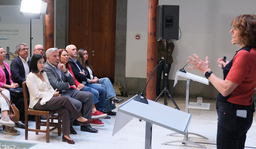 La directora del primer diagnóstico de salud pública de la ciudad, Beatriz González López-Valcárcel, durante la presentación | Foto: Ayuntamiento de Las Palmas de Gran Canaria
