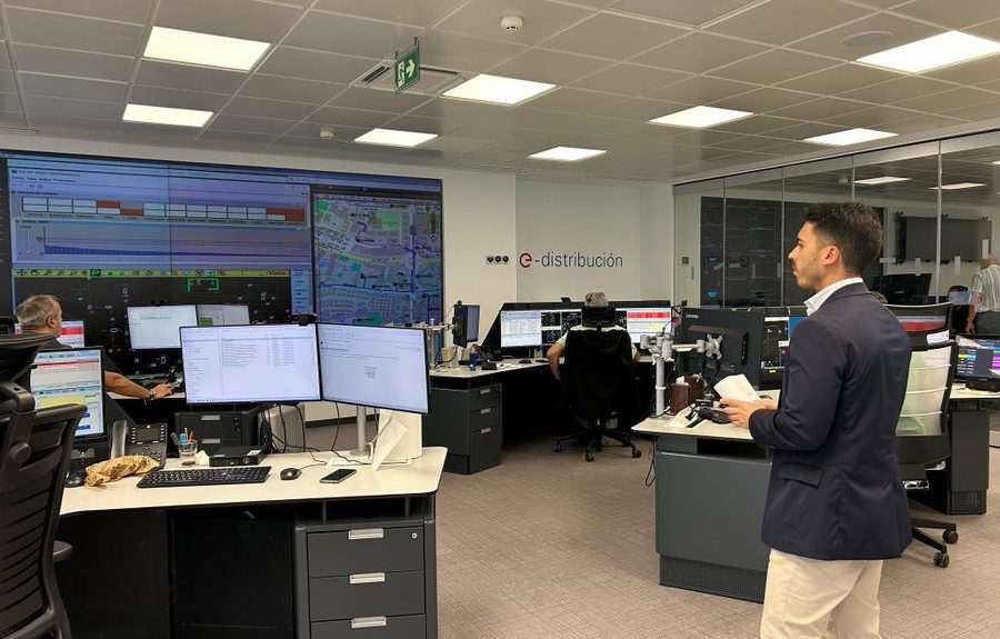 Alberto Hernández en el centro de control de Endesa | Foto: Gobierno de Canarias