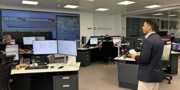 Alberto Hernández en el centro de control de Endesa | Foto: Gobierno de Canarias