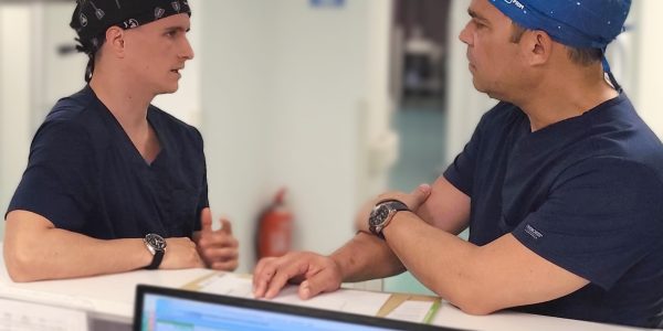 Los doctores Delgado y Pons en Hospitales Universitarios San Roque | Foto: HUSR