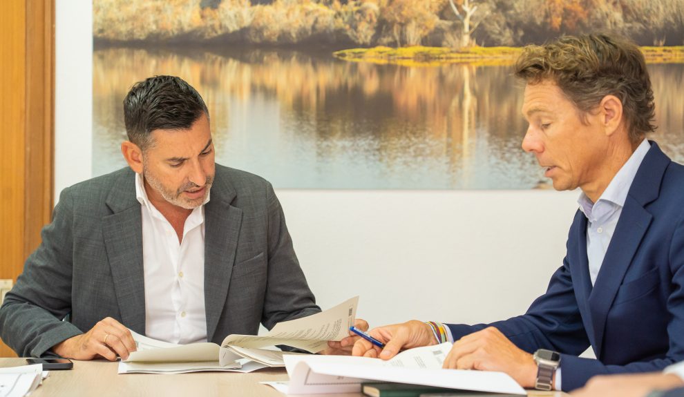 Alejandro Marichal (izquierda) en la firma del convenio con Visocan | Foto: Ayuntamiento de San Bartolomé de Tirajana