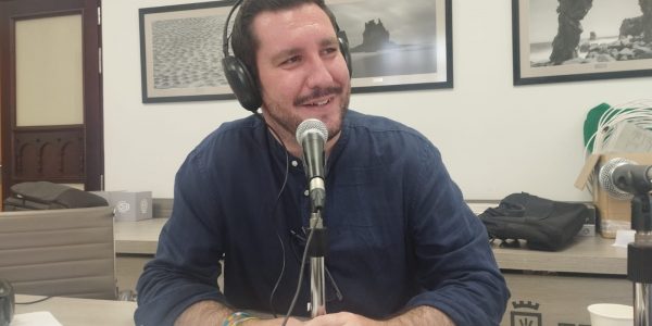 Serafín Mesa en el set de El Espejo Canario en el Cabildo de Tenerife