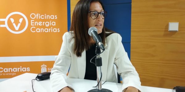 Elena Cabrera en el set de El Espejo Canario en las Oficinas de Energía de Canarias