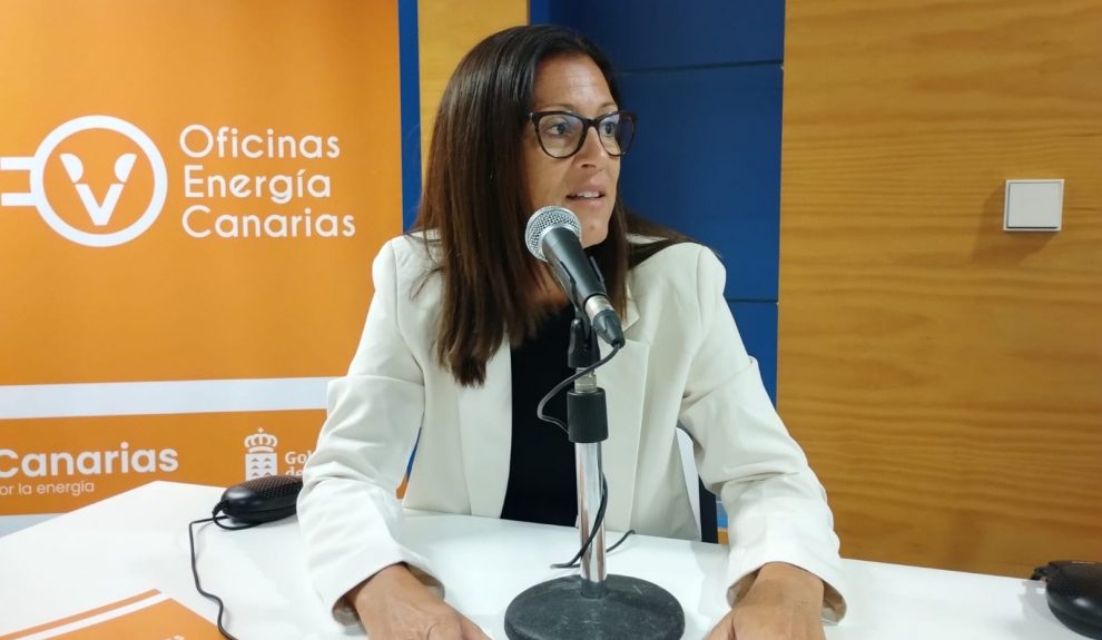 Elena Cabrera en el set de El Espejo Canario en las Oficinas de Energía de Canarias