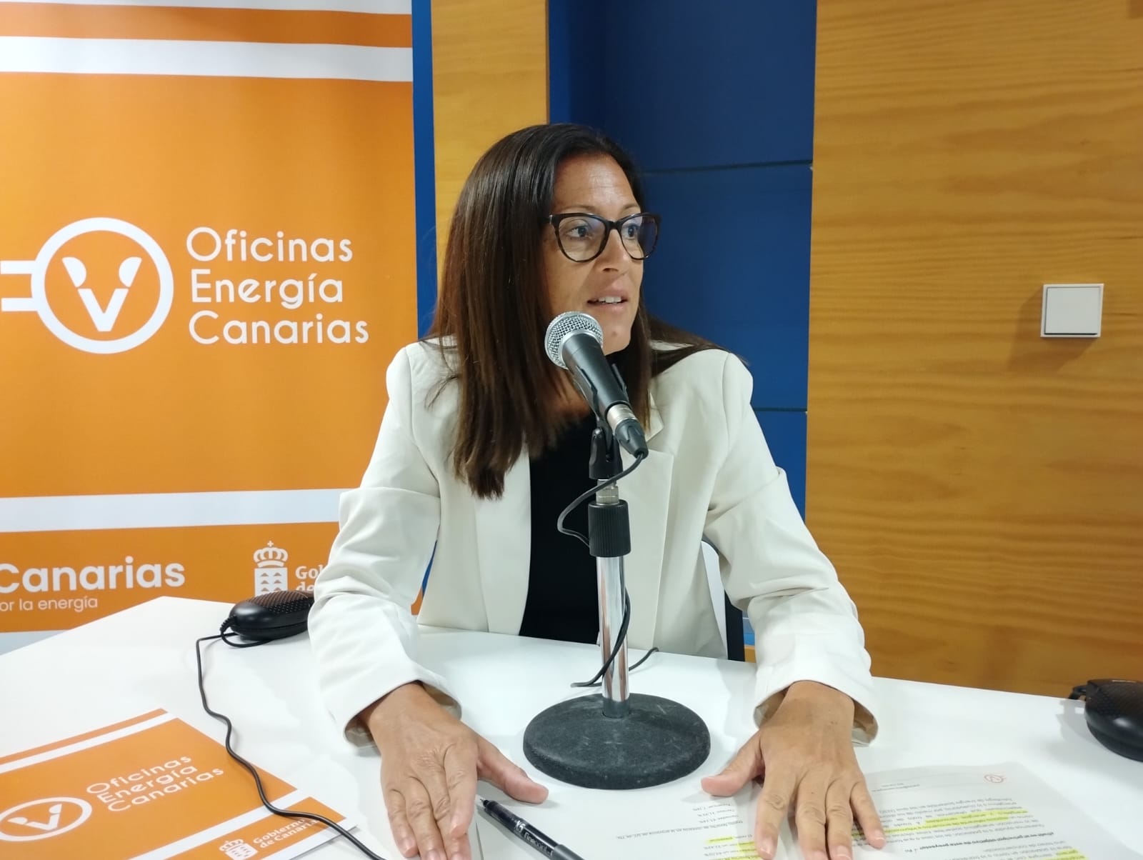 Elena Cabrera en el set de El Espejo Canario en las Oficinas de Energía de Canarias Elena Cabrera en el set de El Espejo Canario en las Oficinas de Energía de Canarias