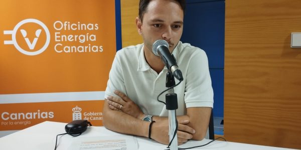 Francisco Arroyo en el set de El Espejo Canario en las Oficinas de Energía de Canarias