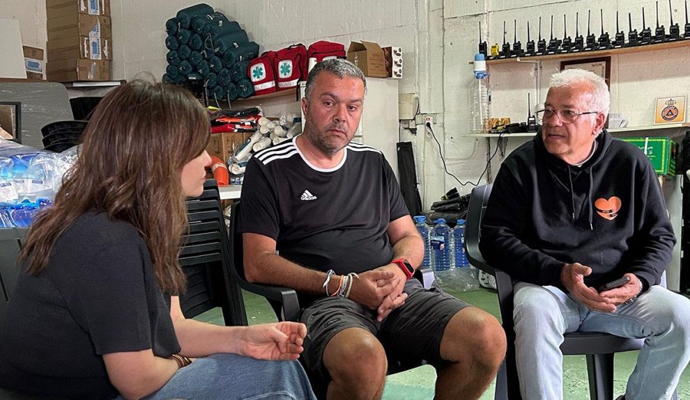 La ministra Sira rego con voluntarios de Proitección Civil de El Hierro