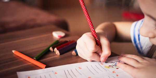 Niña estudiando | Foto: Pixabay