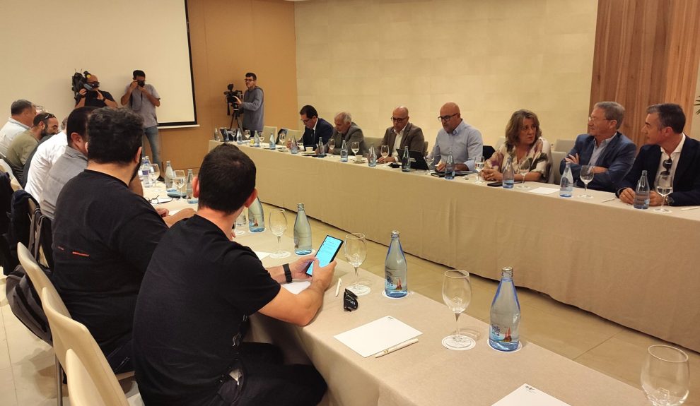 Reunión entre representantes de los sindicatos y las patronales de hostelería | Foto: Ashotel