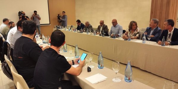 Reunión entre representantes de los sindicatos y las patronales de hostelería | Foto: Ashotel