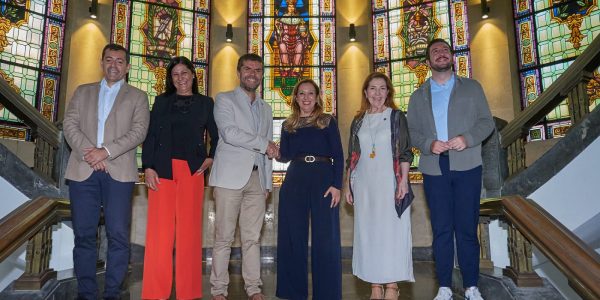 Rosa Dávila y Francisco García sellan un acuerdo para escalonar los horarios universitarios y aliviar la TF-5 | Foto: Cabildo de Tenerife