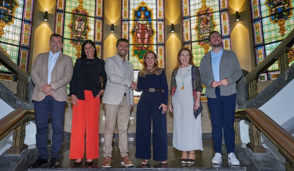 Rosa Dávila y Francisco García sellan un acuerdo para escalonar los horarios universitarios y aliviar la TF-5 | Foto: Cabildo de Tenerife