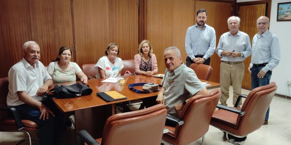 Vecinos de Arenales en una reunión con el concejal de Seguridad del Ayuntamiento de Las Palmas de Gran Canaria | Foto: AAVV Pamochamoso-Arenales