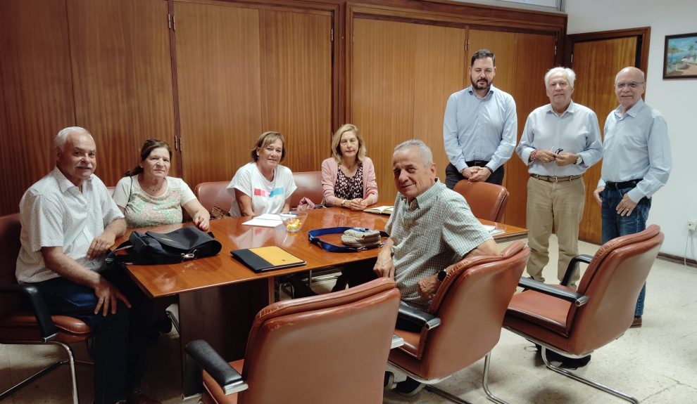 Vecinos de Arenales en una reunión con el concejal de Seguridad del Ayuntamiento de Las Palmas de Gran Canaria | Foto: AAVV Pamochamoso-Arenales