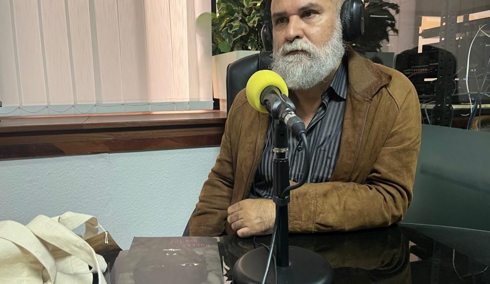 Carlos Rivero en los estudios de El Espejo Canario