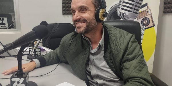 Santi Gutiérrez en los estudios de El Espejo Canario