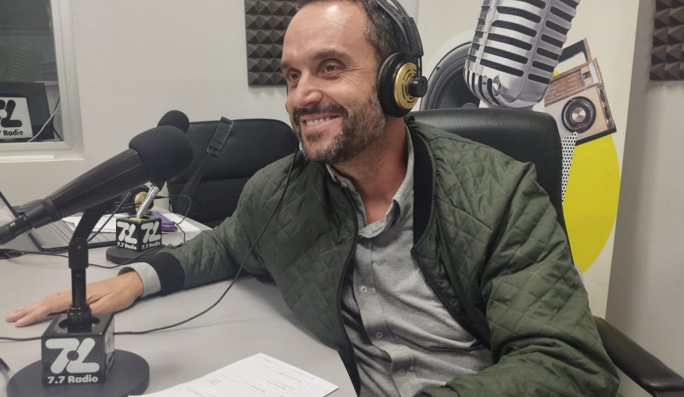Santi Gutiérrez en los estudios de El Espejo Canario