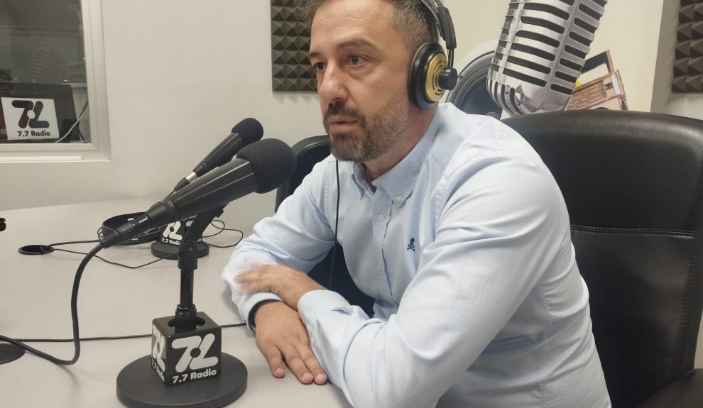 Juan Antonio Peña en los estudios de El Espejo Canario
