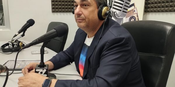 Miguel Ángel Acosta en los estudios de El Espejo Canario