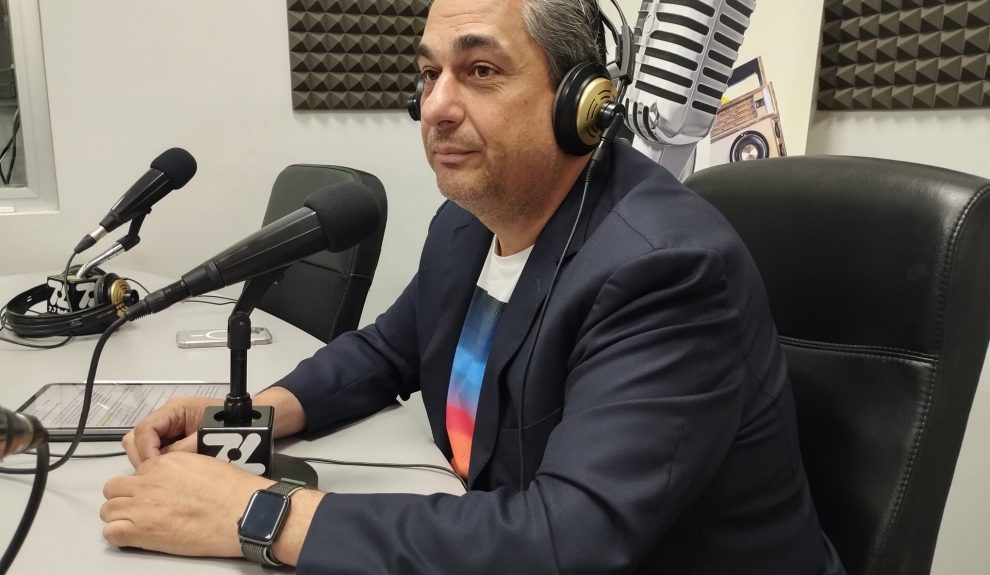 Miguel Ángel Acosta en los estudios de El Espejo Canario