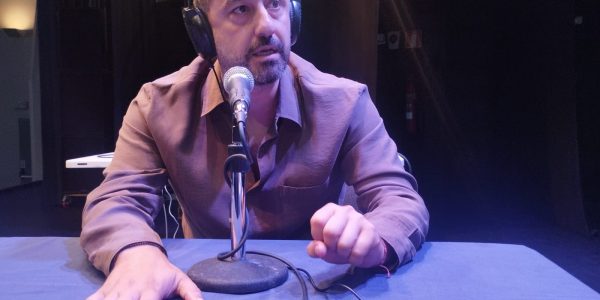 Juan Antonio Peña en el set de El Espejo Canario en el Teatro Municipal Juan Ramón Jiménez de Telde