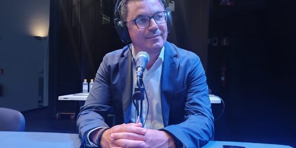 Pablo Rodríguez en el set de El Espejo Canario en el Teatro Municipal Juan Ramón Jiménez de Telde