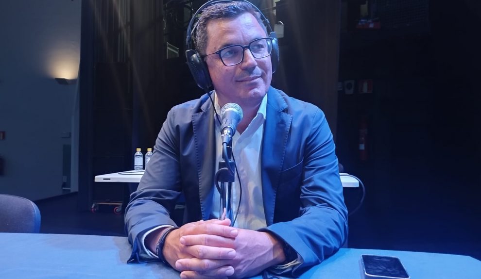 Pablo Rodríguez en el set de El Espejo Canario en el Teatro Municipal Juan Ramón Jiménez de Telde