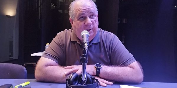 Juan Martel en el set de El Espejo Canario en el Teatro Municipal Juan Ramón Jiménez de Telde