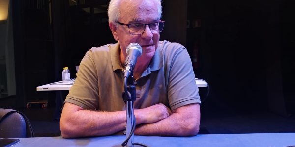 Carmelo Ojeda en el set de El Espejo Canario en el Teatro Municipal Juan Ramón Jiménez de Telde