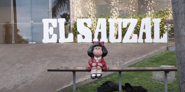 Mafalda, sentada en su banco tinerfeño, observa en silencio | Foto: AYuntamiento de El Sauzal