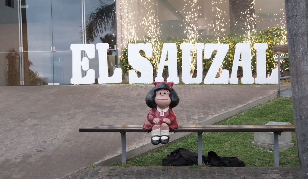 Mafalda, sentada en su banco tinerfeño, observa en silencio | Foto: AYuntamiento de El Sauzal