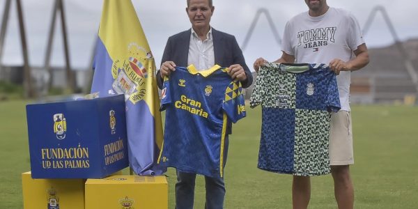 Entrega de los nuevos lotes de material | Foto: UD Las Palmas