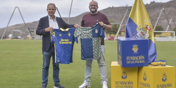 Entrega del material al U>D Telde | Foto: UD Las Palmas