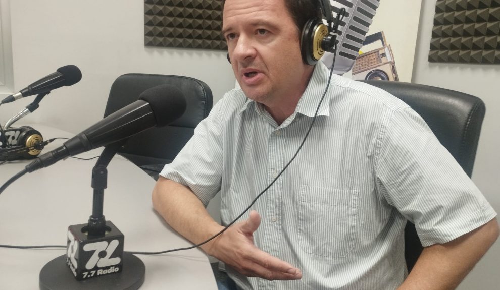 Carlos Medina en los estudios de El Espejo Canario