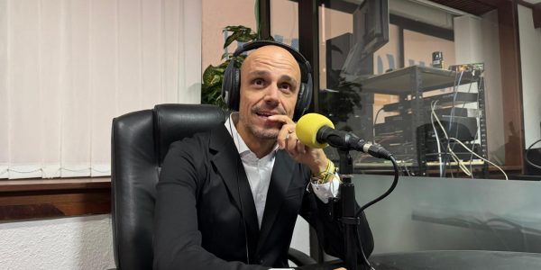 Alfonso Cabello en los estudios de El Espejo Canario