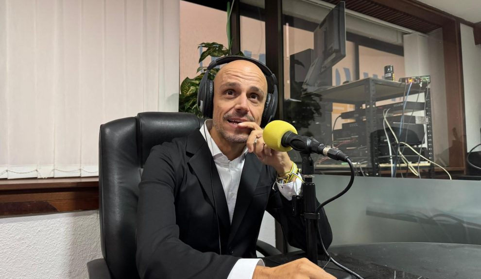 Alfonso Cabello en los estudios de El Espejo Canario