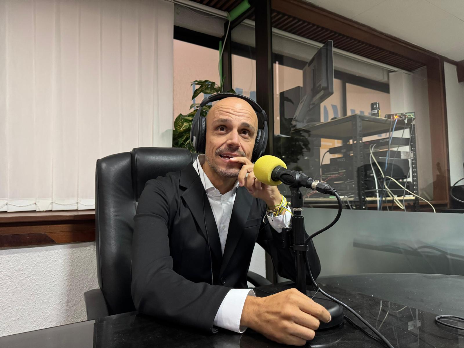 Alfonso Cabello en los estudios de El Espejo Canario Alfonso Cabello en los estudios de El Espejo Canario