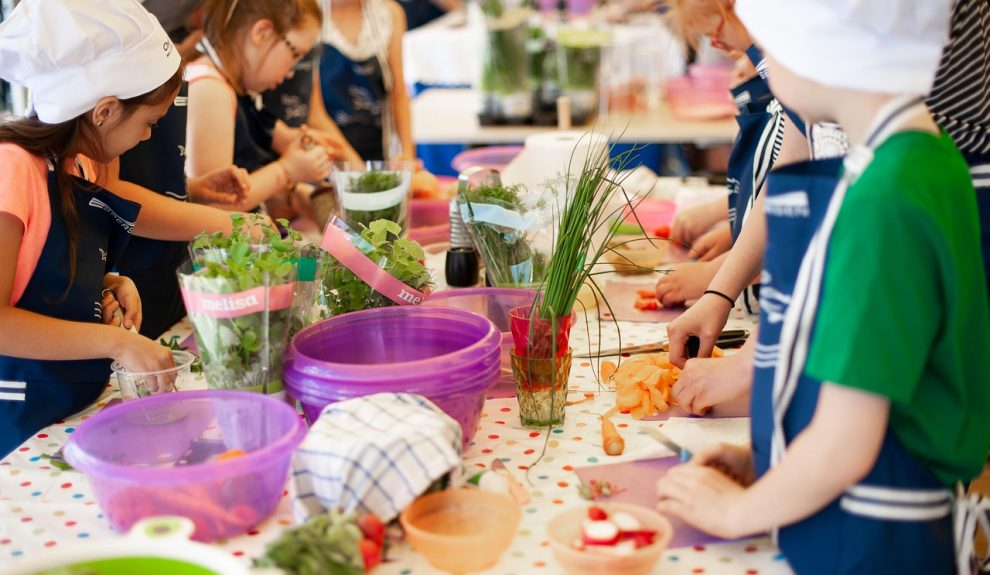 Niños y niñas en un taller de cocina | Foto: Pixabay