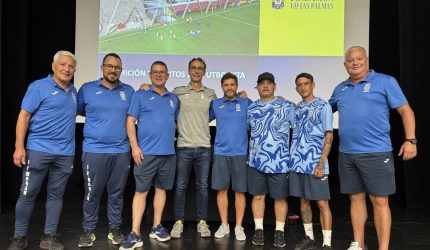 Paquito Ortiz con representantes del CF Mogán | Foto: UD Las Palmas